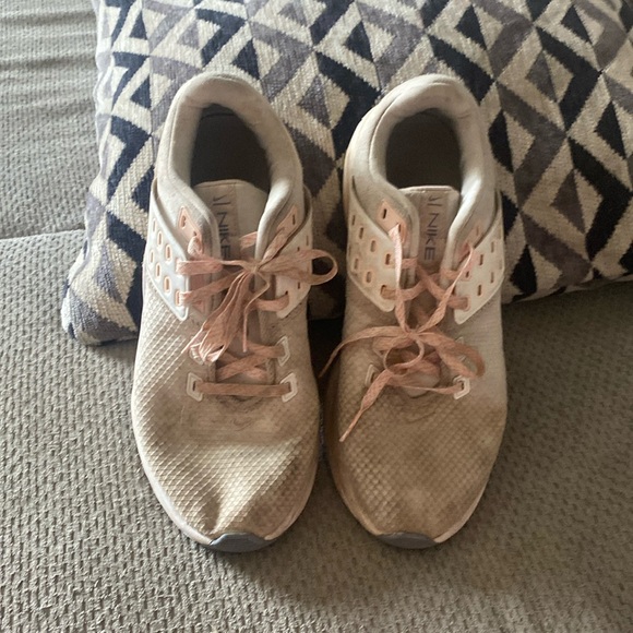 I am so Nike women’s size shoes, size 8 Good condition. - Picture 1 of 5